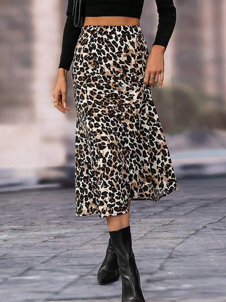 

Retro leopard print high waisted skirt, with a mid length silhouette that looks slim and tall, versatile for daily commuting