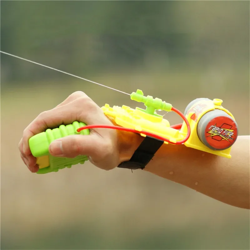 Pequena pistola de água de pulso infantil, Mãos segurando spray, Meninos jogando jogos, Blaster do jogo, Engraçado verão praia brinquedos, Venda quente