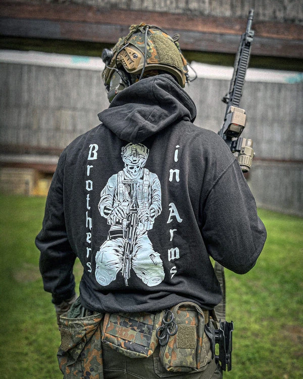 Brothers in Arms _ Hoodie aus Baumwolle mit Grafikdruck, hochwertiger Luxus-Unisex-Stil für Männer und Frauen – Detail 3