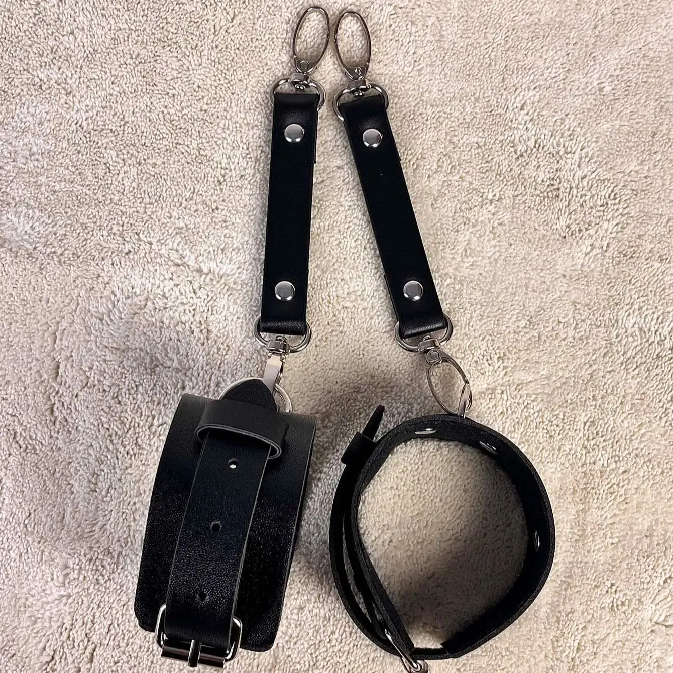 커플이 가죽 완장 매일 BDSM 액세서리를 사용할 수 있도록 조절 가능한 여성용 참 팔찌 고딕 펑크 핸드 장식 스트랩