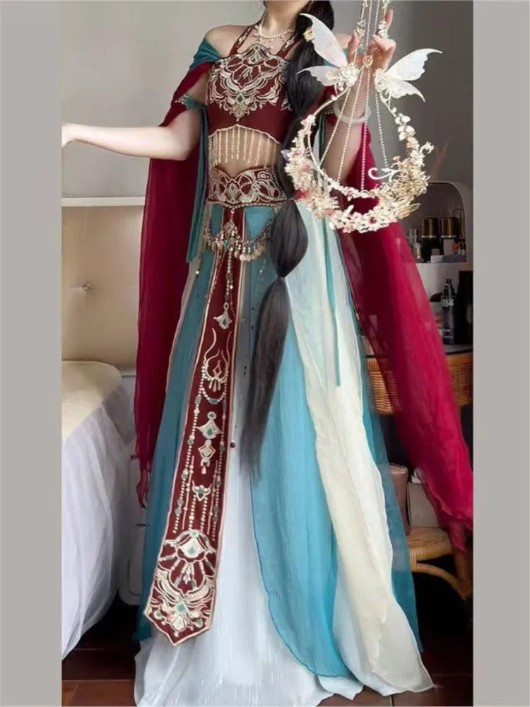 Elegancka i modna odzież codzienna w egzotycznym stylu z regionów zachodnich, z bogatymi haftami przemysłowymi.