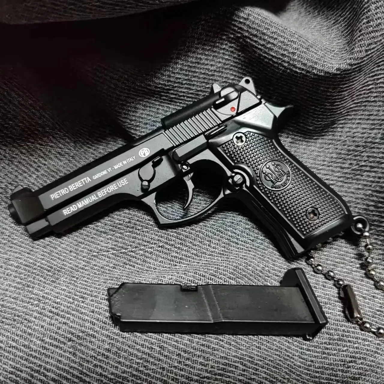 Ze stopu odpinany montowalny 1:3 Mini 92F pistolet zabawkowy Model brelok metalowy pistolet zabawkowy dekoracja torby chłopców prezent