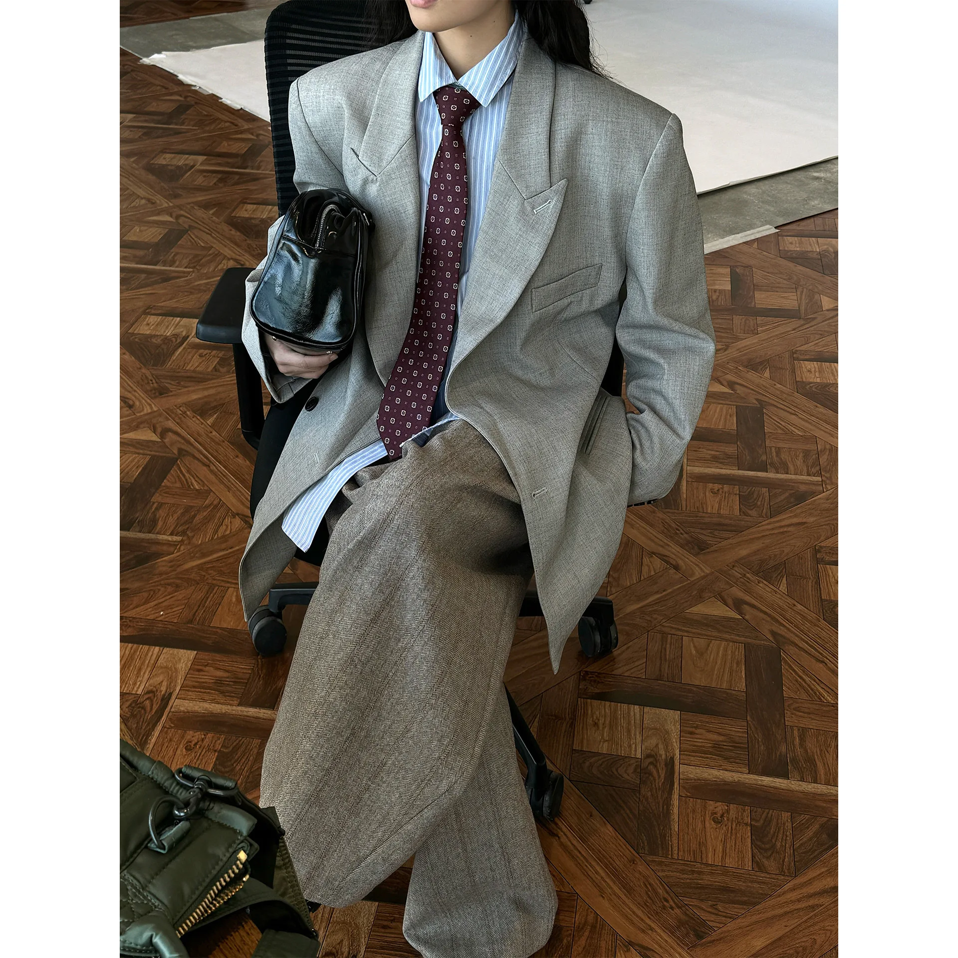 

2025 Autumn New Paris Quiet Luxury High Intelligence Wide Shoulders Gun Lapel Suit Loose Thin Jacket for Women