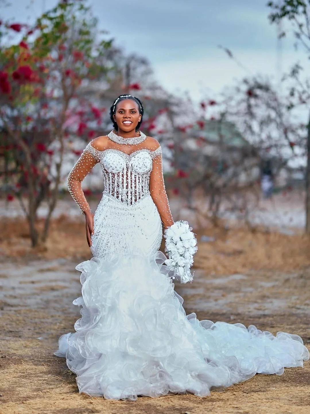 Personalizado brilhante pérolas strass vestido de casamento vestidos noivas gola alta mangas compridas em cascata babados vestido de noiva