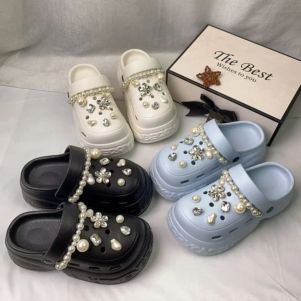 

Новые летние уличные сабо из ЭВА, легкие, с дизайном в виде пятилистника, с цепочкой из искусственного жемчуга, на толстой подошве, модные сандалии на платформе