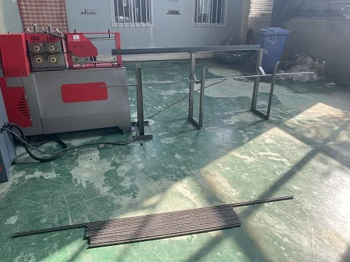 تستخدم 0-106 متر/دقيقة التلقائي باستخدام الحاسب الآلي الصلب بار استقامة آلة تحويل التردد محمل المحرك الأساسي للبناء