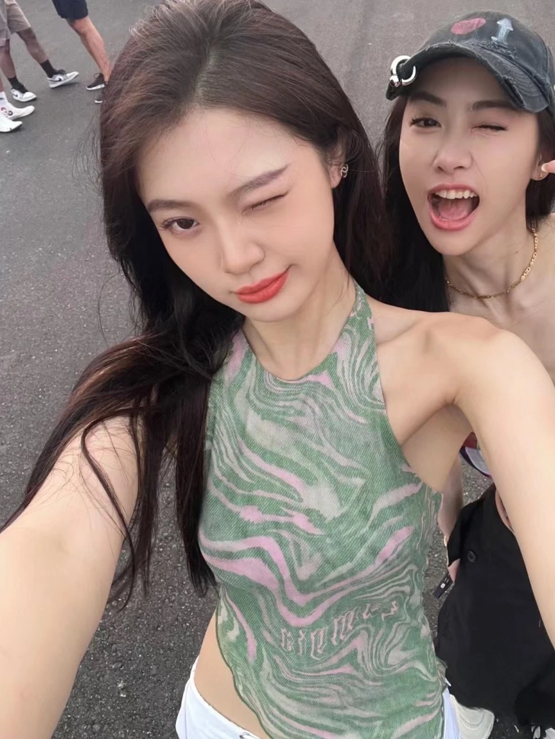 

Тонкий летний жилет на бретелях с принтом в стиле «Hot Girl» для женщин, базовая модель для повседневной носки, средней длины...