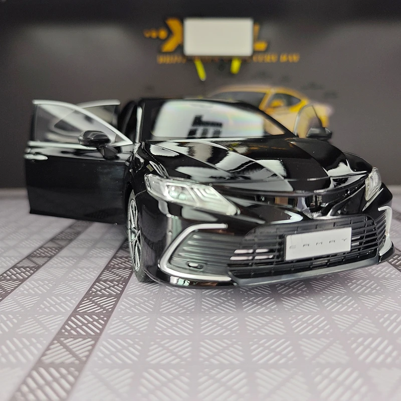 

1:18 Simulated Toyota Camry alloy sedan model, doors and engine hood, trunk can be opened as static gifts