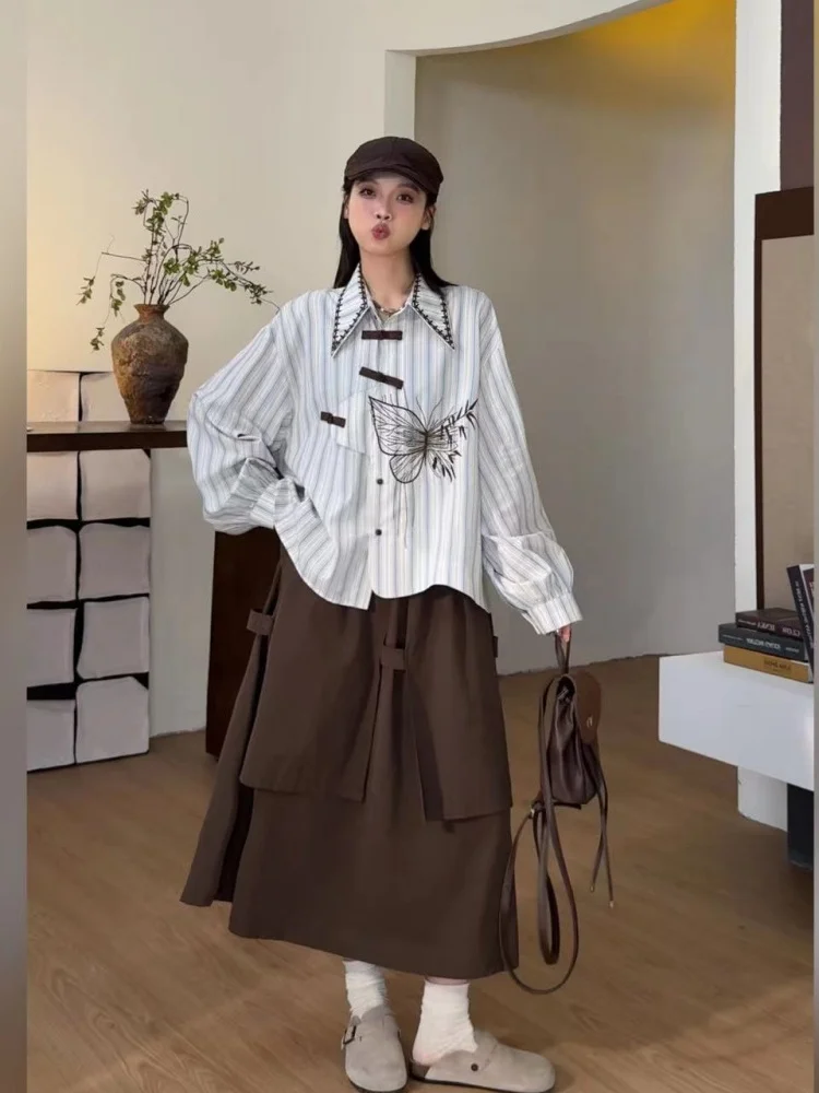 

Женский комплект одежды: полосатая асимметричная кофта и юбка. Модная рабочая одежда. Трендовая осенняя коллекция.