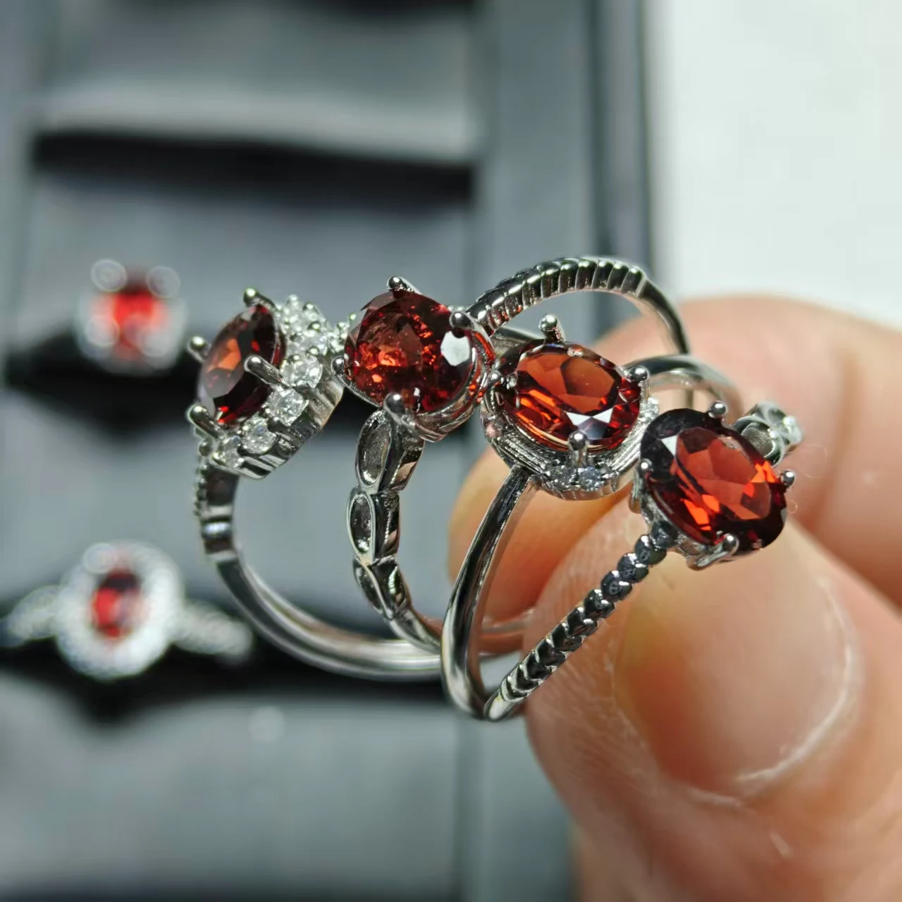 Großhandel Natürlicher Neuer Roter Granat Oval Facettiert Verschiedene Arten Ringdesign Trendiger und Vielseitiger Einfacher Live-Ring Paar-Geschenk – Detail 1
