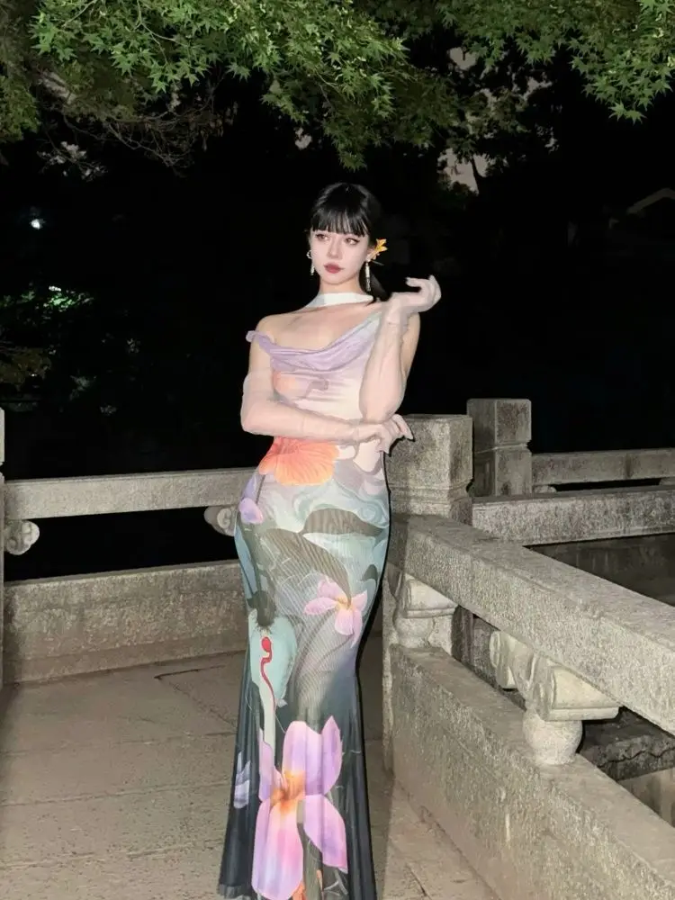 فستان Xgoth صيفي جديد فرنسي فاخر مطبوع بياقة متأرجحة بدون أكمام أرجواني للنساء فستان طويل للتخسيس على الورك