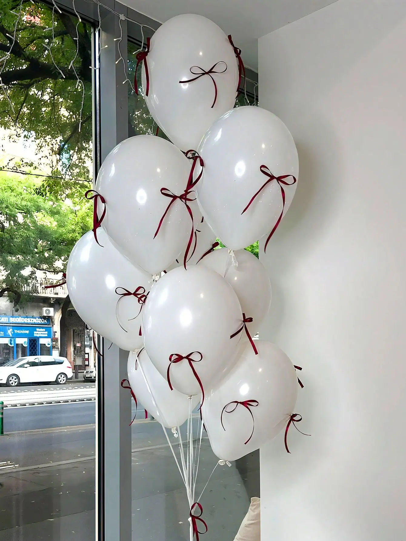 بالونات لاتكس بيضاء مقاس 10 بوصة مع مجموعة تزيين ربطة عنق حمراء لحفلات الزفاف وأعياد الميلاد ومواقد الذكرى السنوية للعام الجديد #2