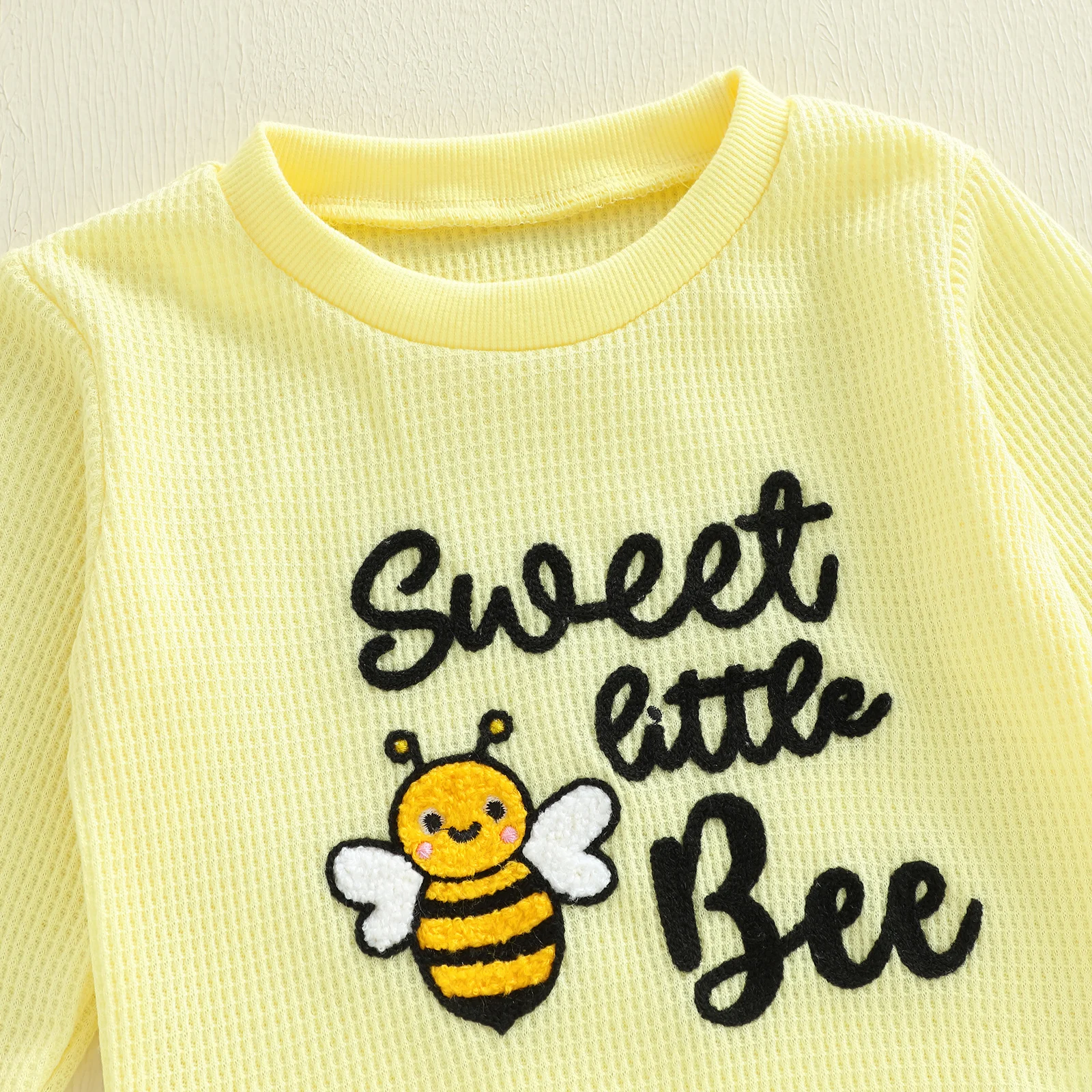 طقم ملابس خريفي للفتيات الصغيرات بأكمام طويلة ورقبة دائرية ومطرز بحروف نحلة وسراويل ركض بخصر مطاطي