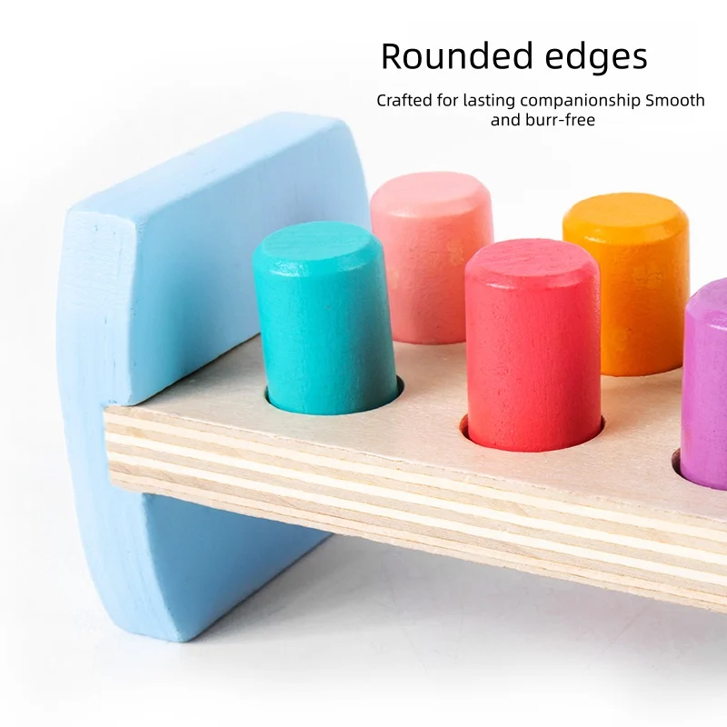 Le jouet de frappe coloré en bois comprend des chevilles colorées assorties et un marteau en bois Les enfants ont un marteau explosif