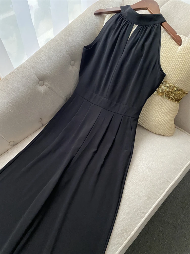 Modny, polecany kombinezon damski z odkrytymi ramionami, z jedwabiu, z podkreśloną talią, długie spodnie, letni strój jednoczęściowy.