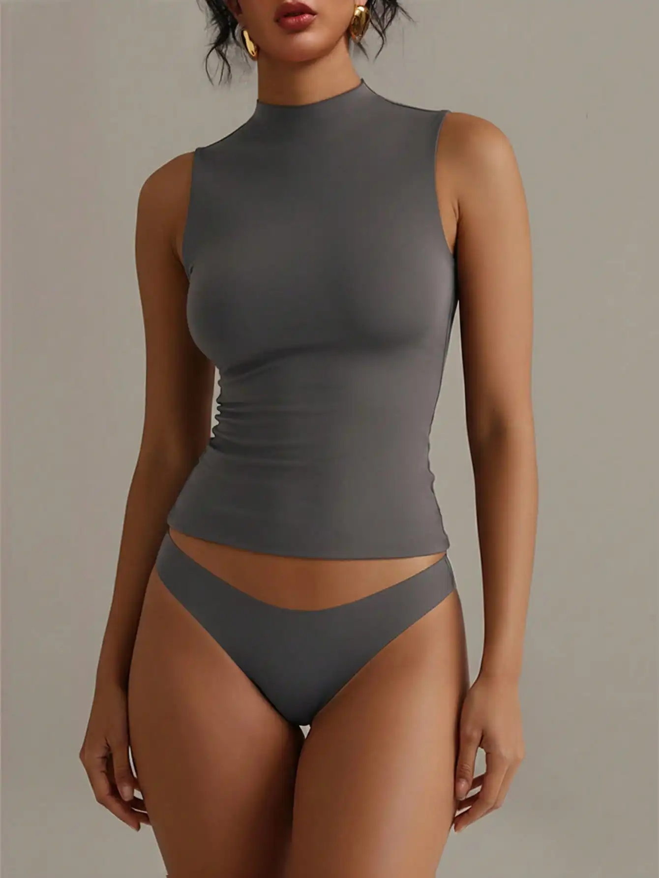 Camiseta ajustada elástica de doble capa superior de base sólida sin mangas con cuello medio