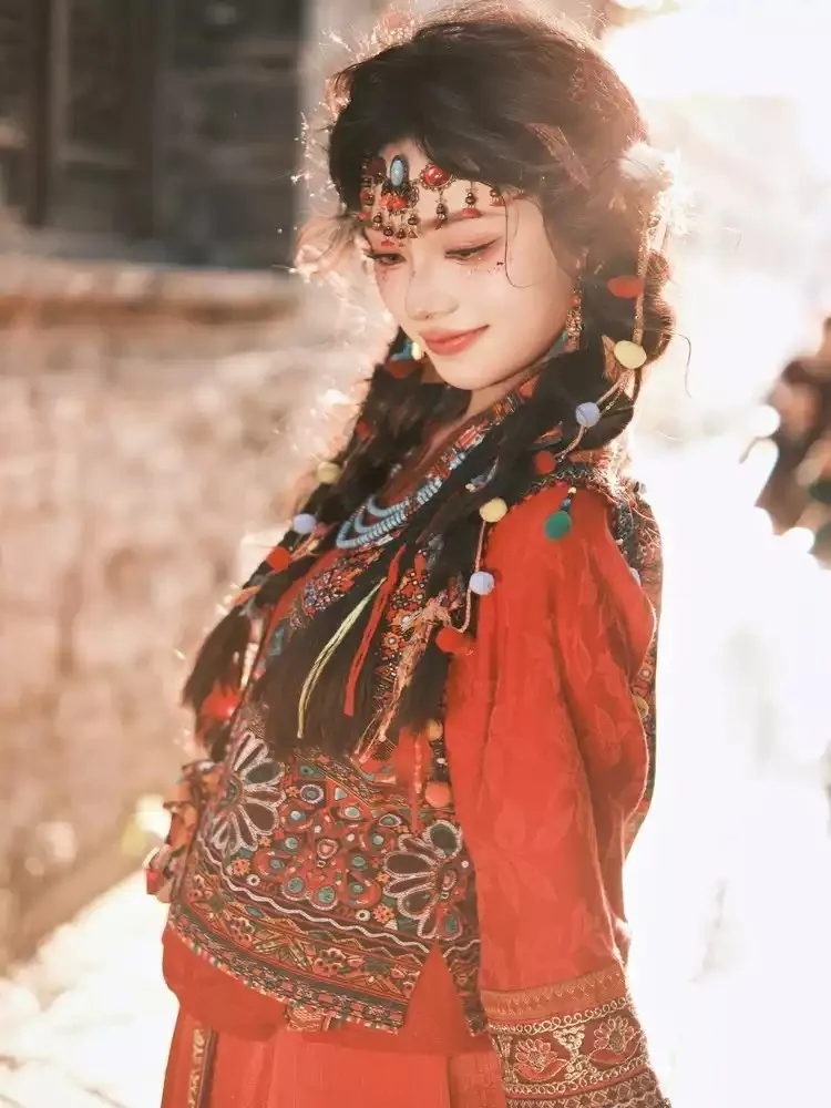 Duizend huishoudens van etnische meisjeskostuums, exotische stijl en prestaties