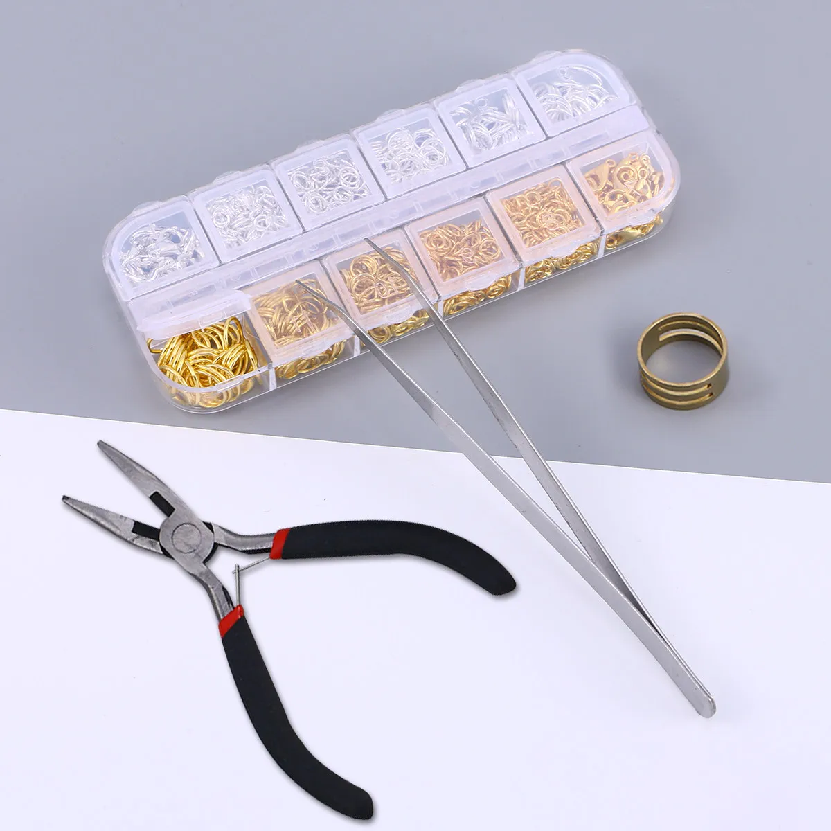 

Набор для изготовления украшений из 1200 предметов: серебряные и золотые соединительные кольца, застежки-карабины, иглы-гвоздики, коробка для хранения на 12 ячеек, для создания серег и ожерелий своими руками