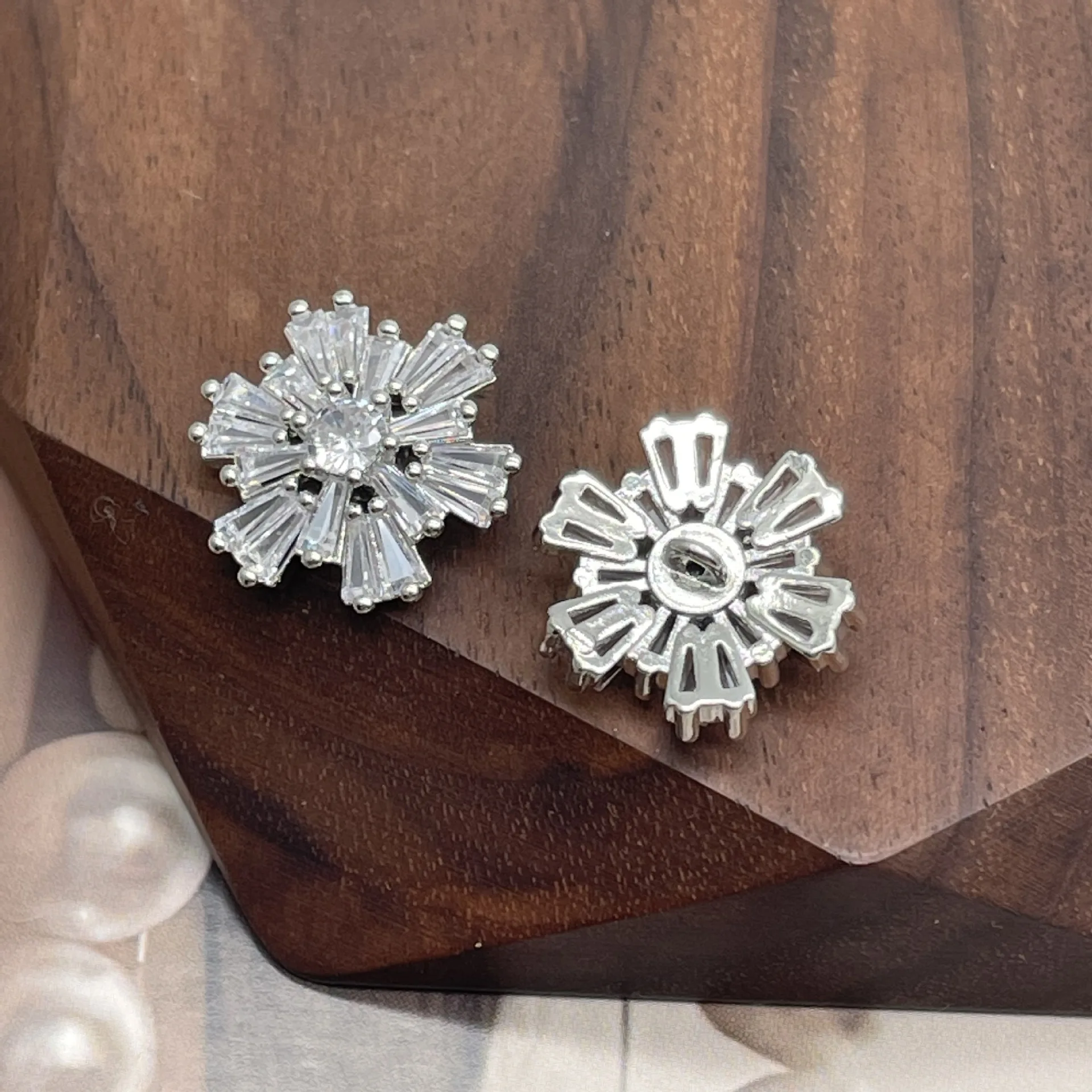 5pcs pretty snowflake rhinestone crystal buttons Cubic zirconia button for sweater coat sewing for cashmere Knit cardigan