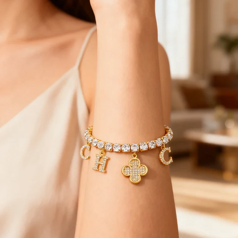 collana-regolabile-in-rame-con-lettere-a-trifoglio-in-zirconia-bicolore-serie-ch-accessorio-per-borsa-e-oggetto-di-scena-horror-per-donna