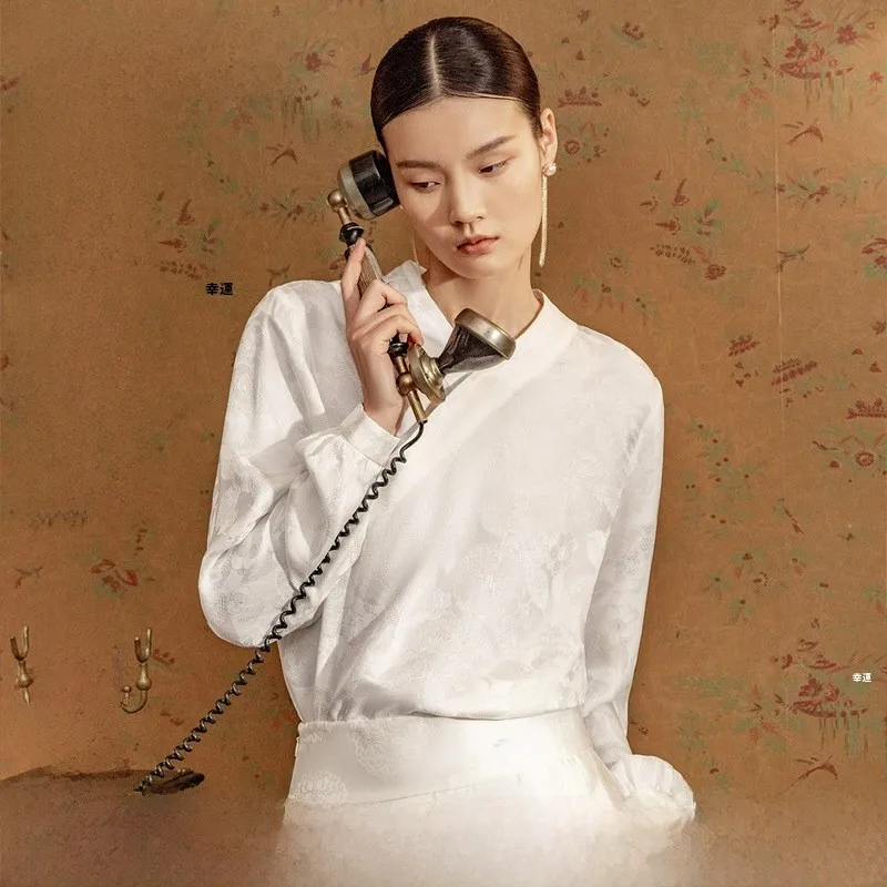 

Новая шелковая вышитая блузка для женщин с длинным рукавом, традиционная, в стиле ретро, весенне-летняя, модная, с V-образным вырезом, на пуговицах, элегантный топ