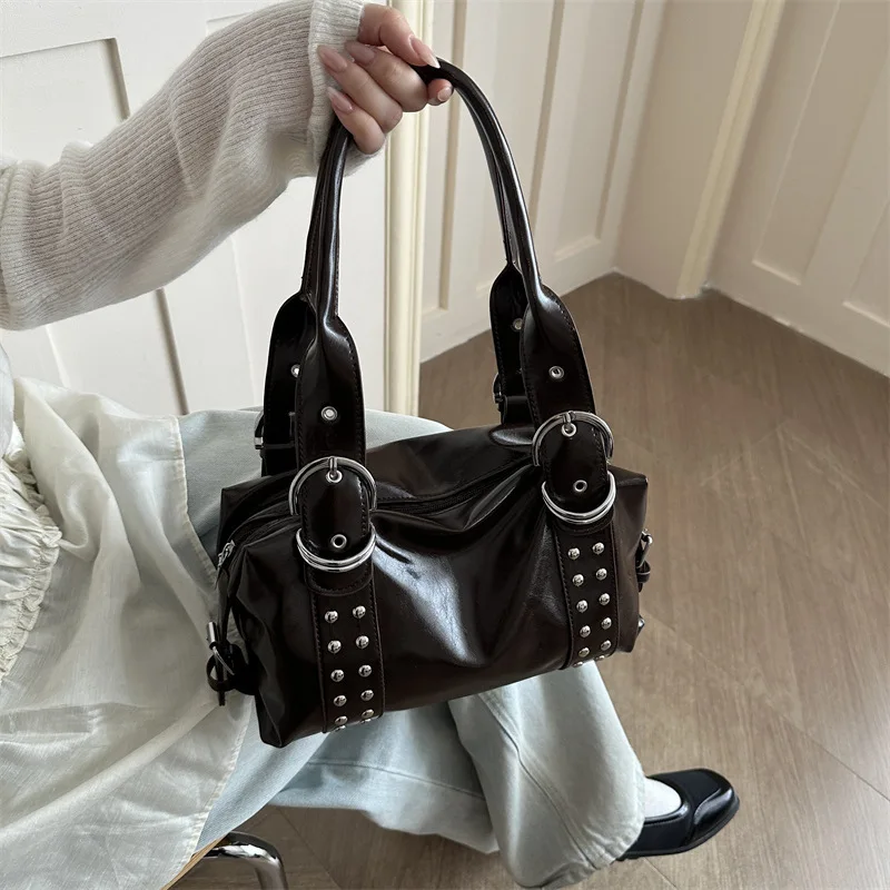 bolsa-de-mao-feminina-de-grande-capacidade-com-textura-e-rebites-ideal-para-o-trabalho-e-deslocamentos-bolsa-de-ombro-personalizada-com-design-de-locomotiva