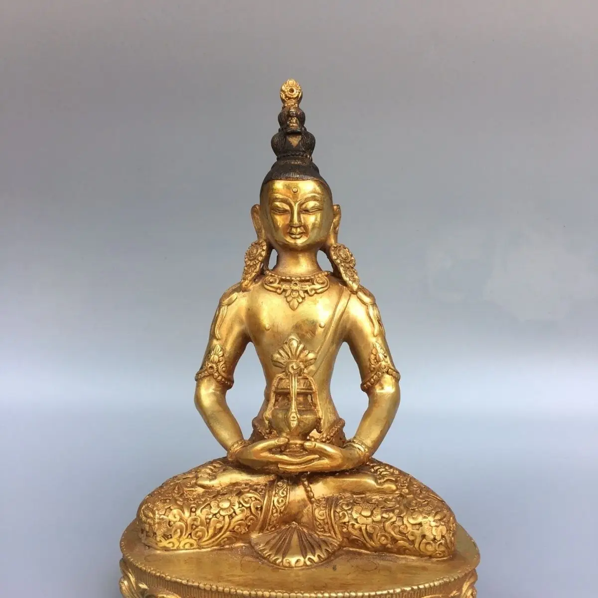 Imitation copper gilt longevity Buddha statue, exquisite craftsmanship, 20 cm high and 12 cm wide, weighing about 0.7 kg