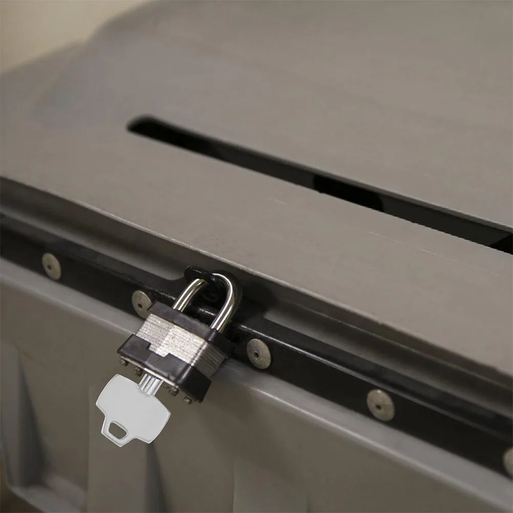 

4 шт. треугольный замок, металлический треугольный мусорный бак, ключ для уличного мусорного бака, защитный гаечный ключ, мусорное ведро, дверные ключи, мусор