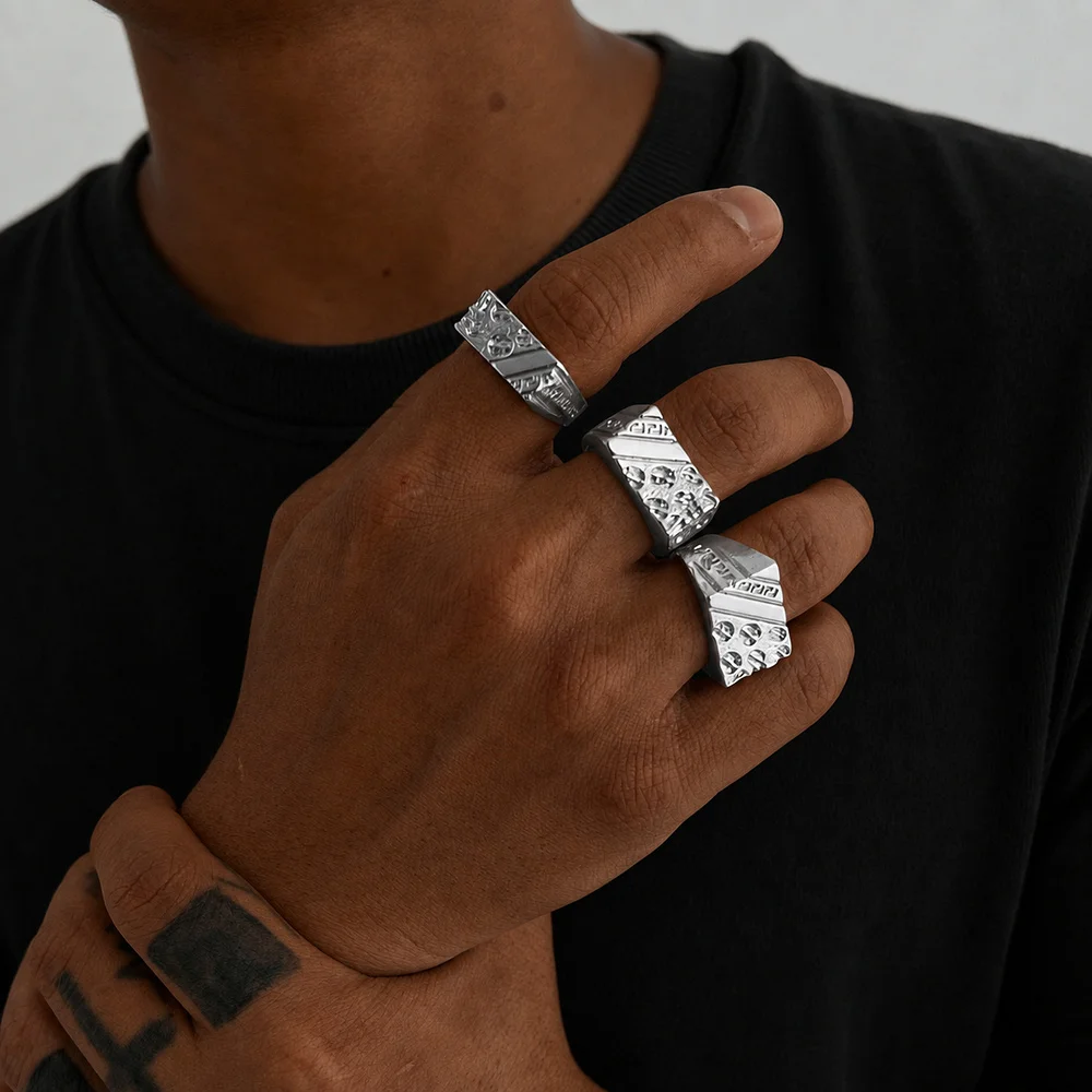 3-teiliges Ring-Set in Gold- und Silberfarbe, geometrisches Design, diagonale Streifen, quadratische Form, Schmuck, strukturierte, geprägte Ringe für Herren. – Detail 3