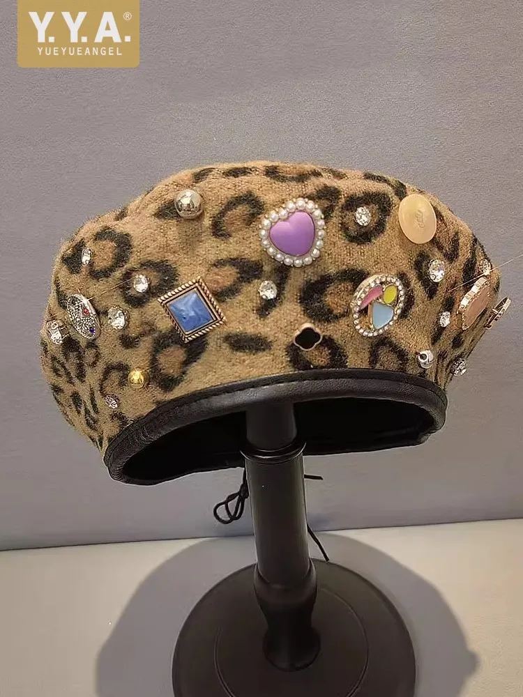 

Autumn Women Casual Leopard Printed Berets Hat Designer Buttons Diamonds Outside Keep Warm Cap Vintage Female Bucket Hats