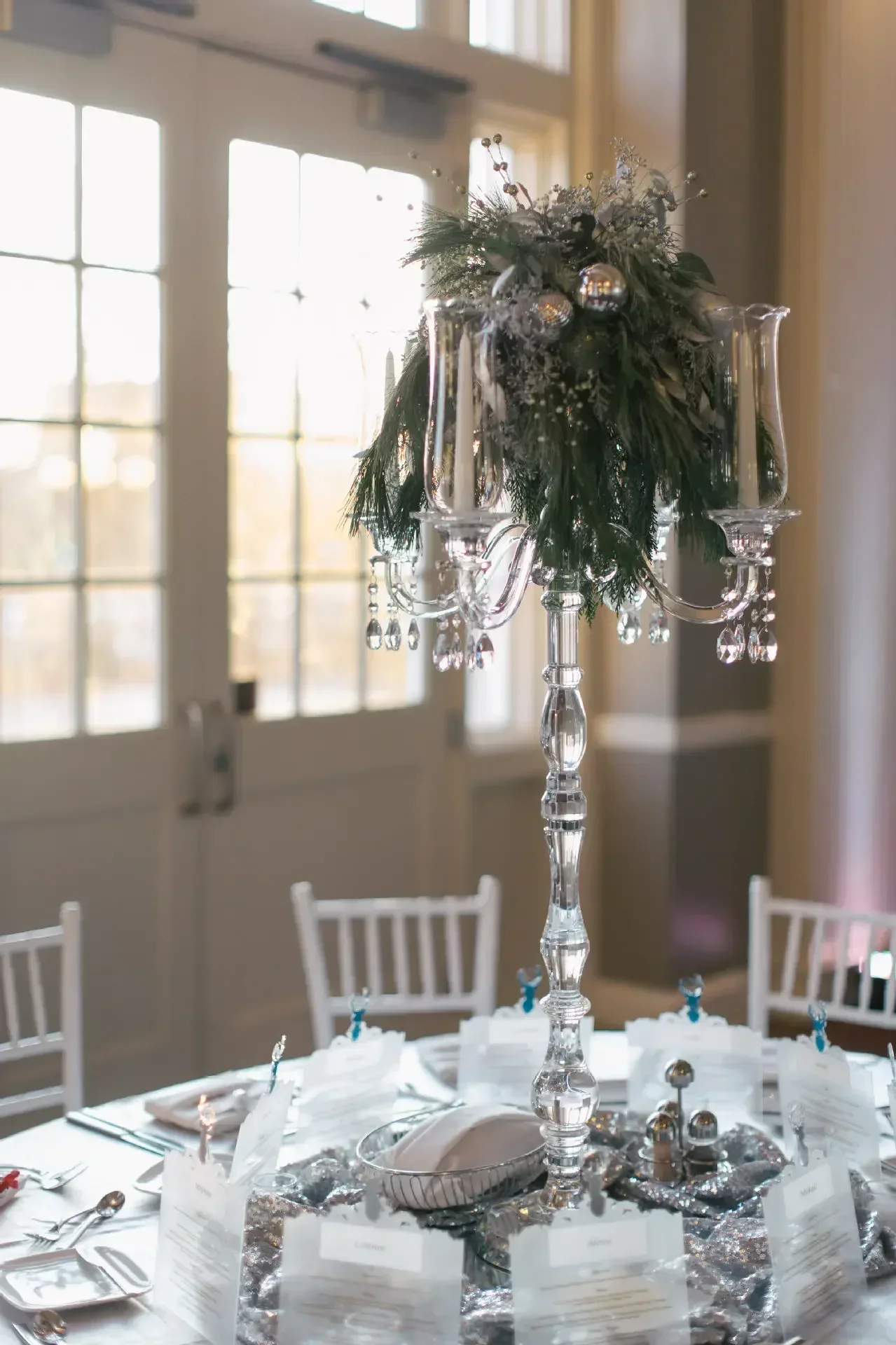 Cena hurtowa Pięciogłowy duży kryształowy świecznik z koralikową zasłoną Wysoki kandelabr na ślubny stół centralny