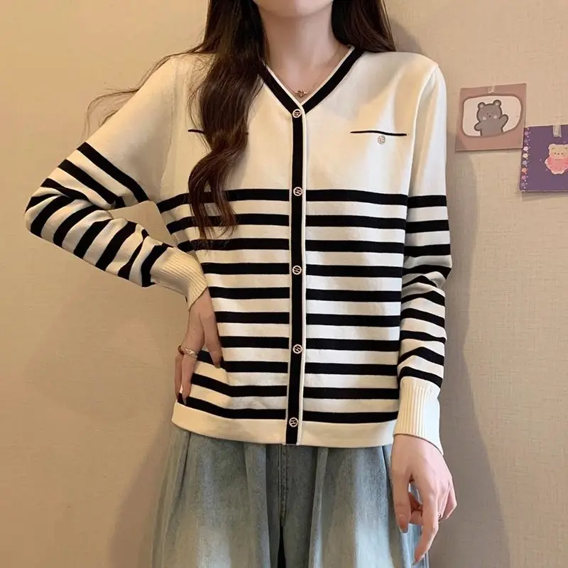 Popular Contrasting Striped Knitted Sweater with a Stylish and Loose Fit Slimming Effect Fashionable Pullover Knitted Base Top