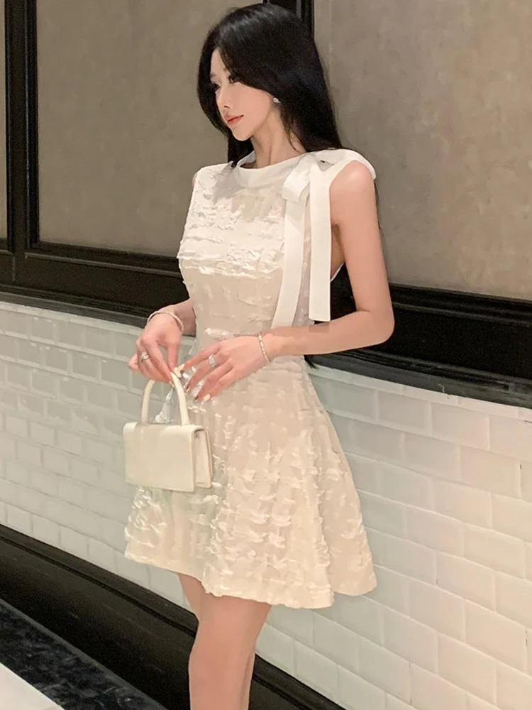 الصيف الأبيض الجاكار شيك القوس طوق فستان قصير المرأة أنيقة Bodycon فستان بلا أكمام 2025 الكورية موضة فستان مناسبات غير رسمية