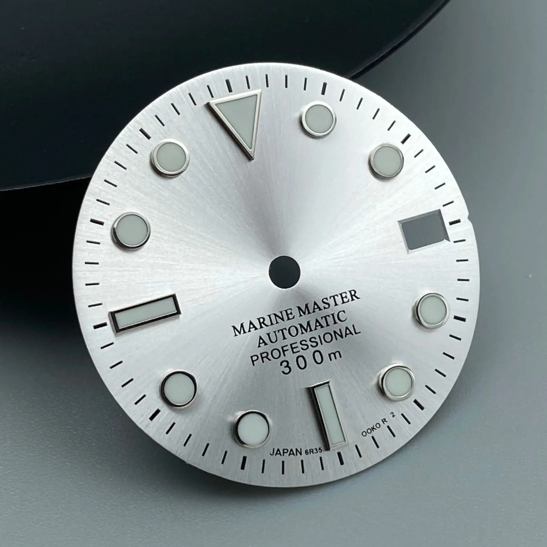 ﻿   28,5 mm NH35 horloge kalender wijzerplaat groen lichtgevend SKX mod geen logo geschikt voor NH36/NH35 gemodificeerde vervanging wijzerplaat