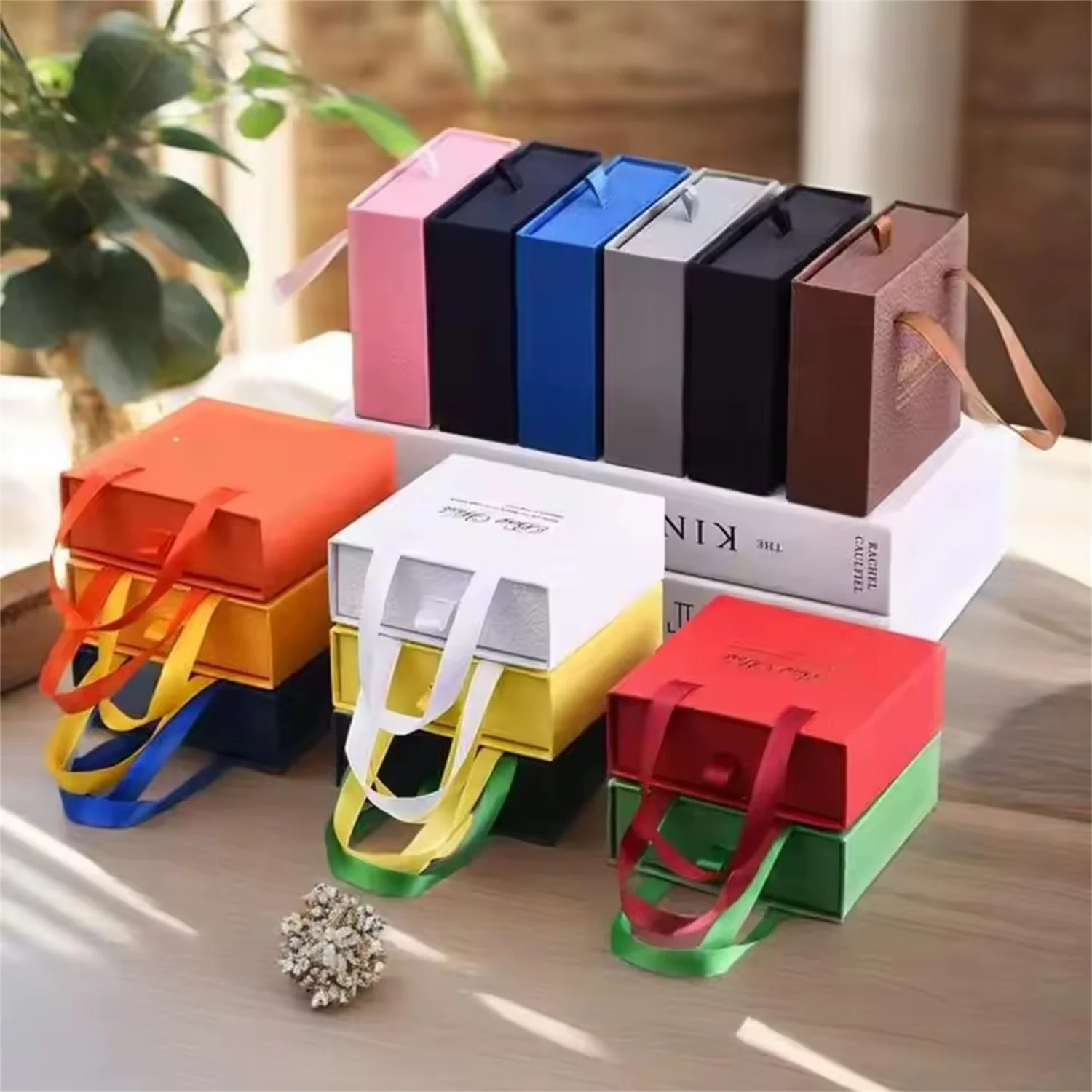 

Роскошная бумажная шкатулка для драгоценностей с ленточной ручкой, индивидуальный логотип, УФ-передача, золотая фольга с принтом для ожерелья, сережек, органайзер