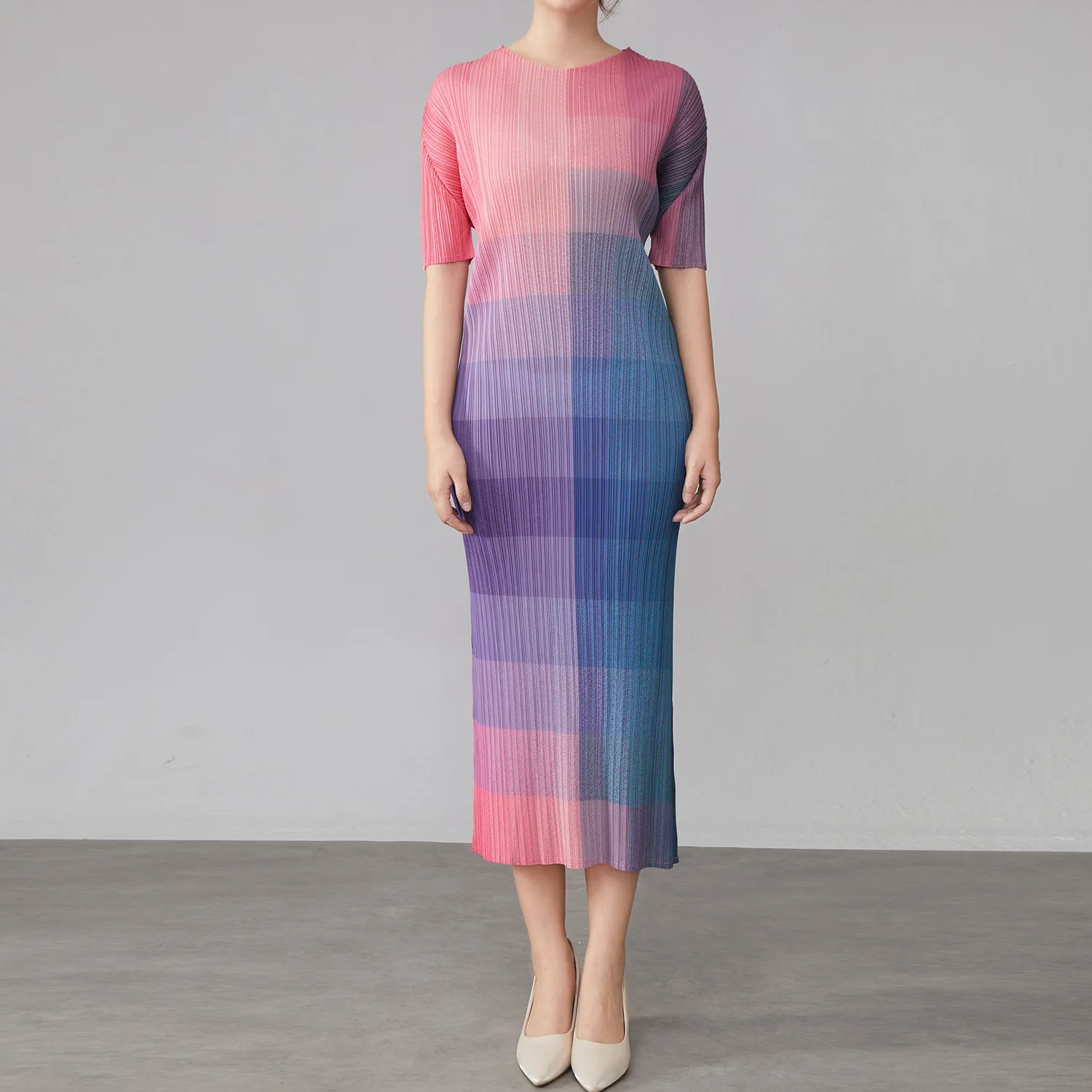 Miyake Plissee Color Clashing Langes Kleid 2025, Frühling und Sommer, neue plissierte Mode, elegante Kurzarm-Rundhalskleider