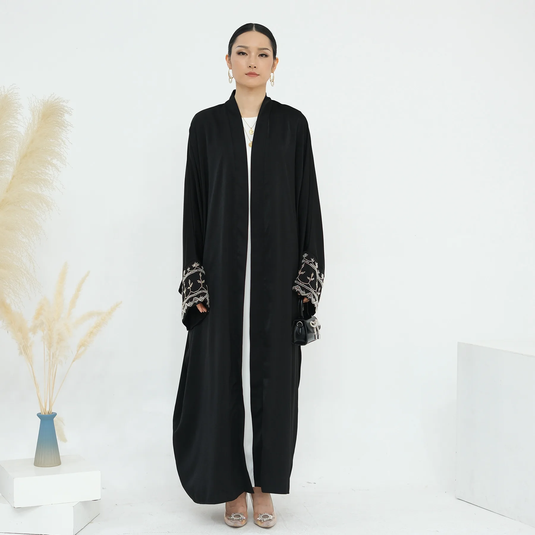 Abaya Dubai di lusso all'ingrosso abiti da donna Abaya aperto sul davanti con ricamo sulla manica abbigliamento islamico