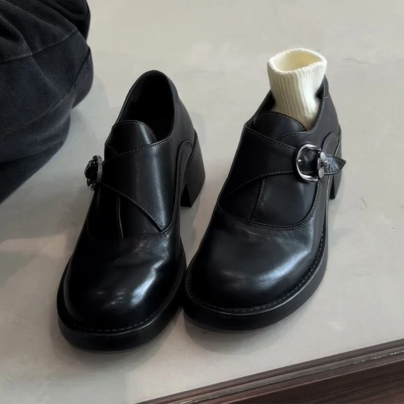 عالية الكعب النساء أحذية خفيفة بدون كعب مكتنزة موضة أحذية رياضية جديدة فاخرة الخريف مضخات 2025 فستان مصمم الجلود Chaussure فام