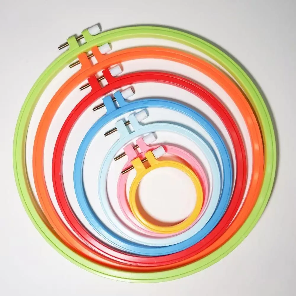 Ensemble de 7 cerceaux à broder colorés - Cerceaux à point de croix réglables en plastique pour le bricolage, la couture, l'art et la décoration intérieure