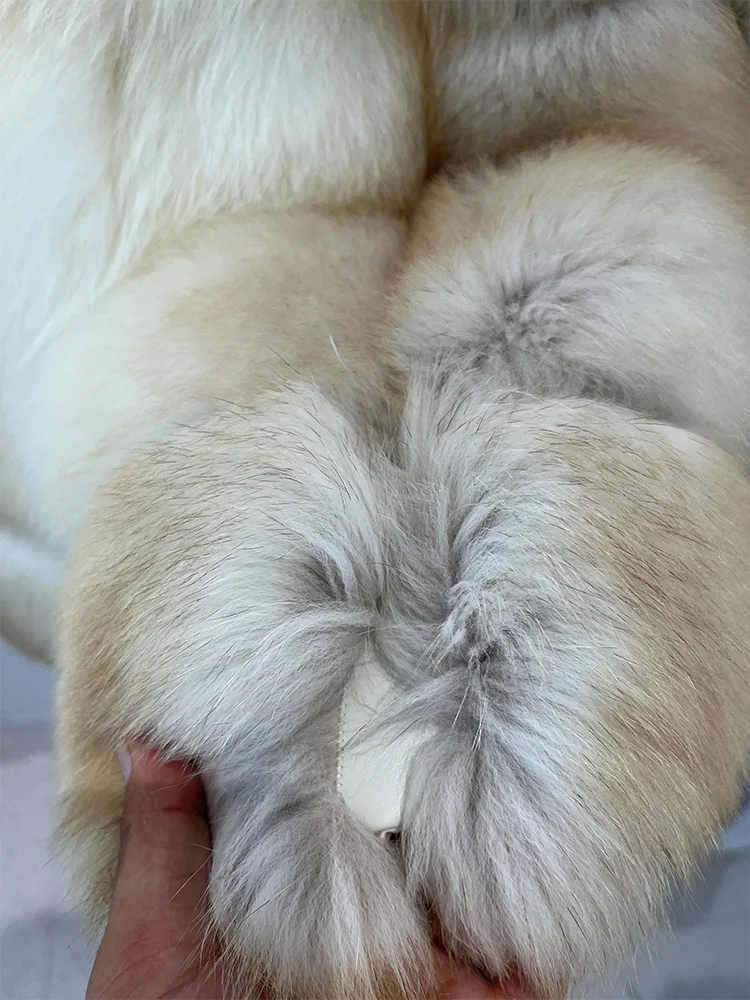 معطف شتوي لعام 2025 من فرو الثعلب الحقيقي للنساء ملابس بيضاء جديدة من الجلد والفراء معاطف طبيعية وسترات عصرية