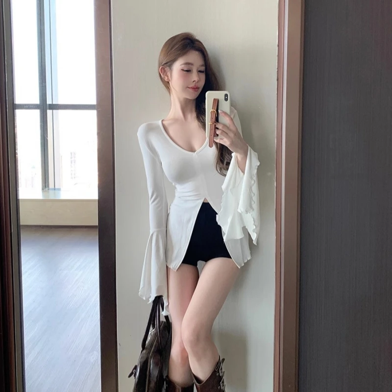 

2025 Tailored Korean Women's Trumpet Sleeve V-neck T-shirt, Hot Girl, Slim Fit, Black Long Sleeve Top