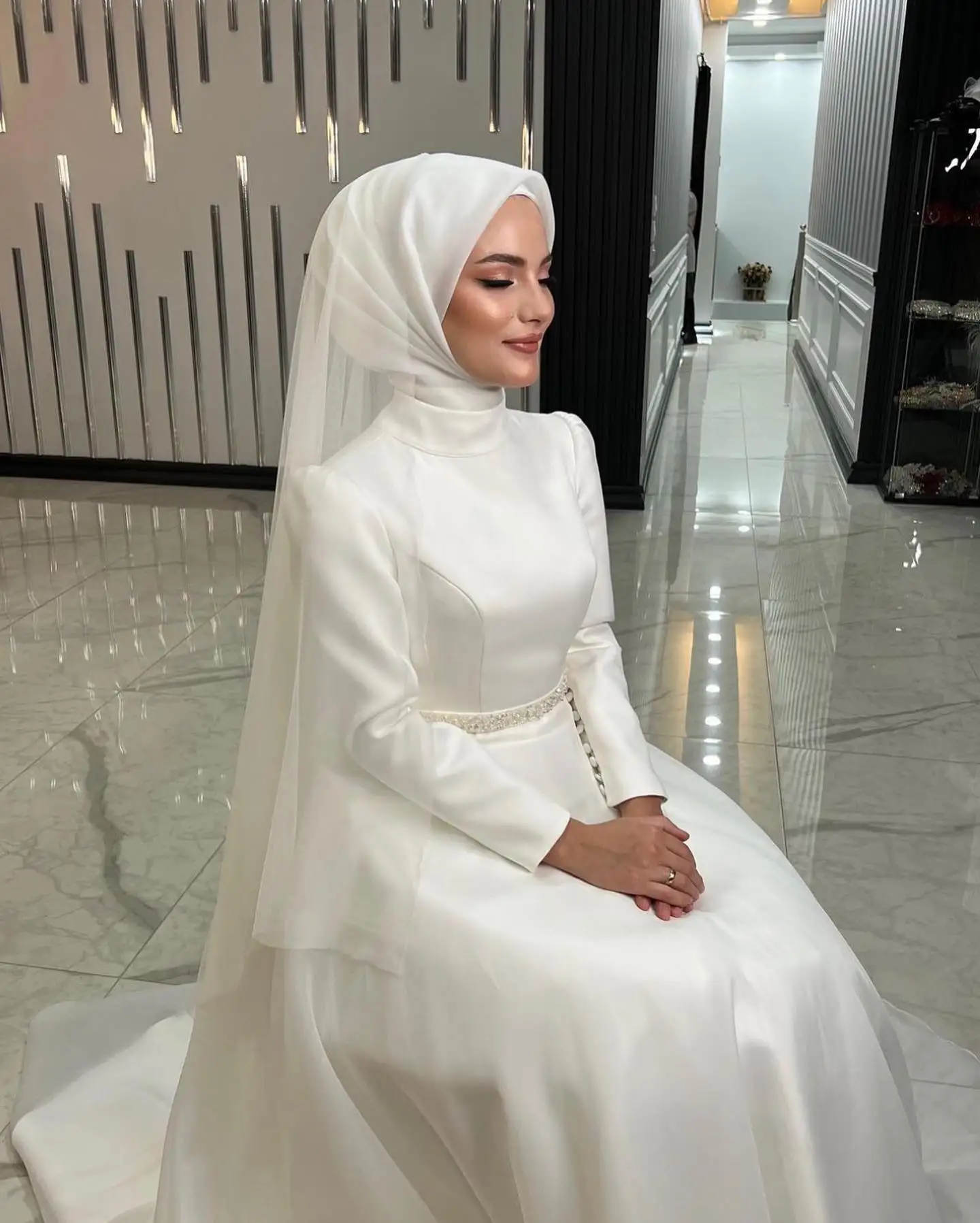 Robe de Mariée Musulmane Ivoire, Col Haut, Manches sulf, Balayage Traîne, Ceinture Perlée, Hijab, pour Femme, Patients, Quelle que soit