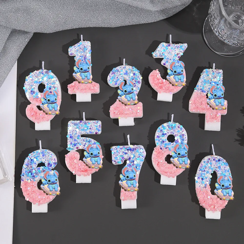 Figura de Stitch montando un patinete, velas decorativas, regalos para fiestas, adornos para el hogar, velas para cumpleaños y aniversarios.