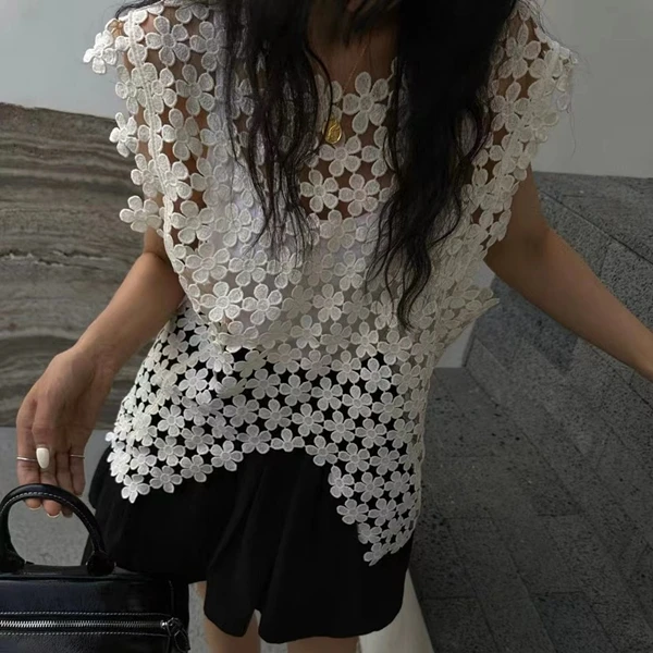 2024 Summer New Sleeveless Tank Top Women\'s Embroidered Flower Shirt Hollow Out Hook Blouse