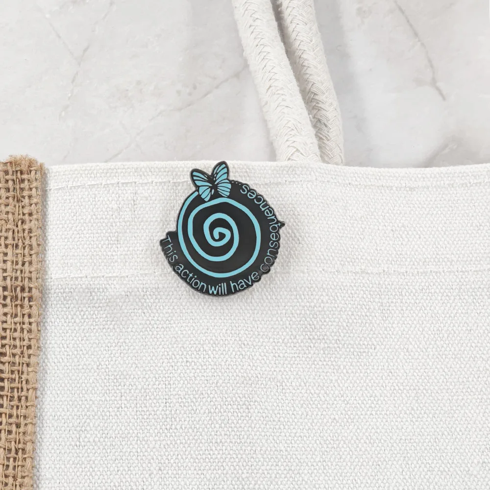 Life Is Strange Emaille-Pins: Diese Aktion wird Konsequenzen erzeugen – Broschen, Abzeichen, blaue Schmetterlings-Spiral-Reversnadel, Geschenk für Spielfans – Detail 8