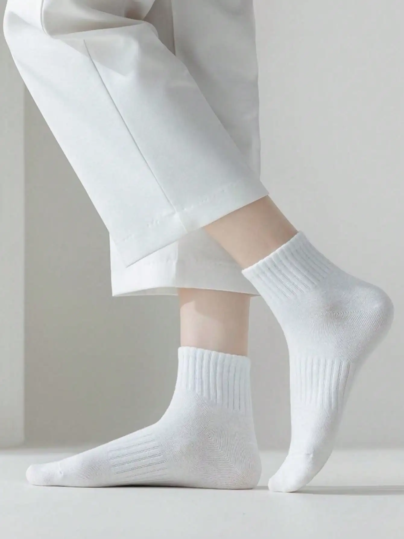 Klassische, schwarz-weiße Damen-Kurzsocken, Damensocken in großen Größen (36–44), bequeme und atmungsaktive Socken für Frühling und Sommer, Sportlicher Stil, Socken bis zur Mitte der Wade, Herrensocken, Paar-Socken, Freizeitsocken, vielseitige Socken. – Detail 4