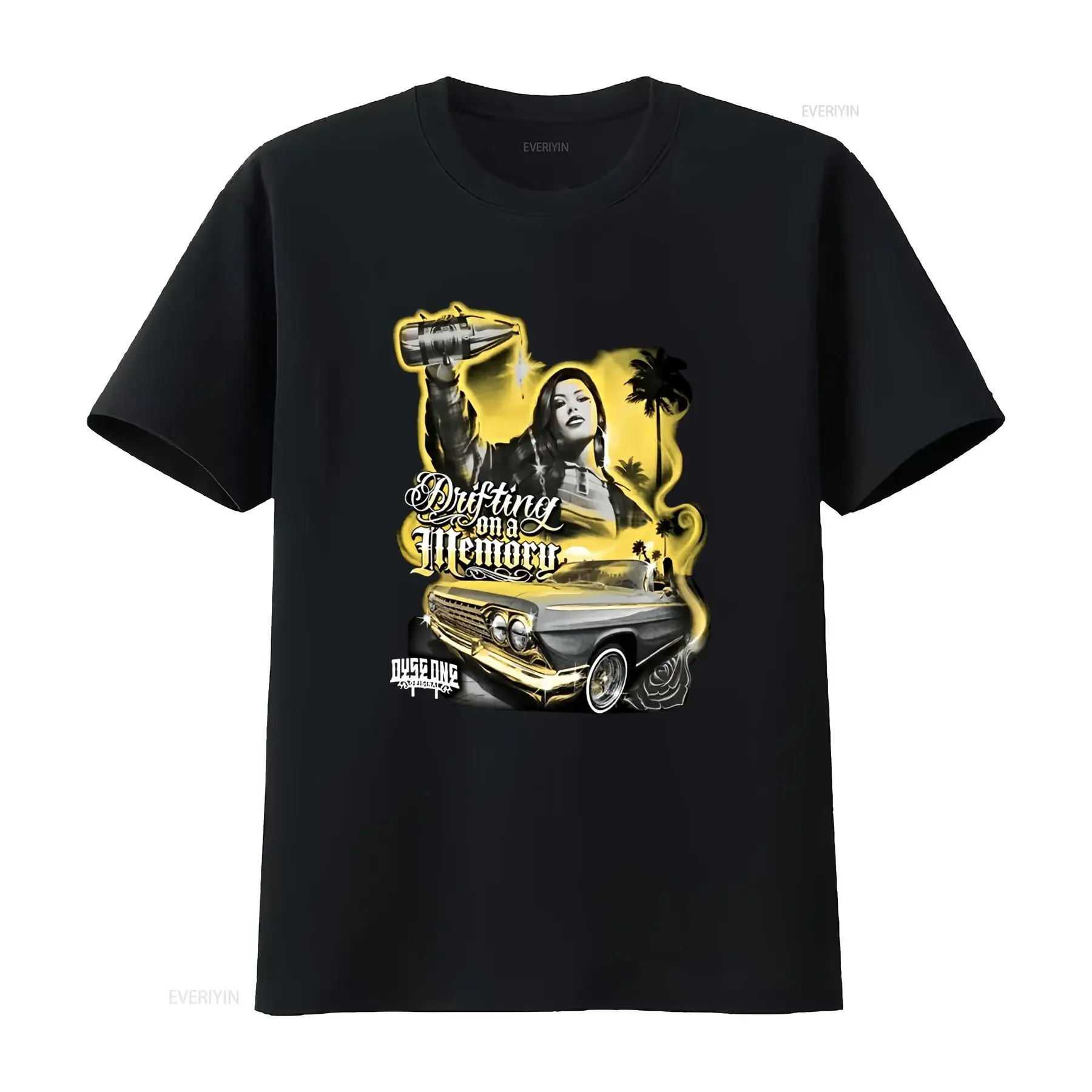 Camiseta Masculina Dyse One 'DRIFTIN' Preta com Estampa Retrô de Carro e Palmeiras 'Drifting on a Memory' Vintage Lavada Ligeiramente Confortável