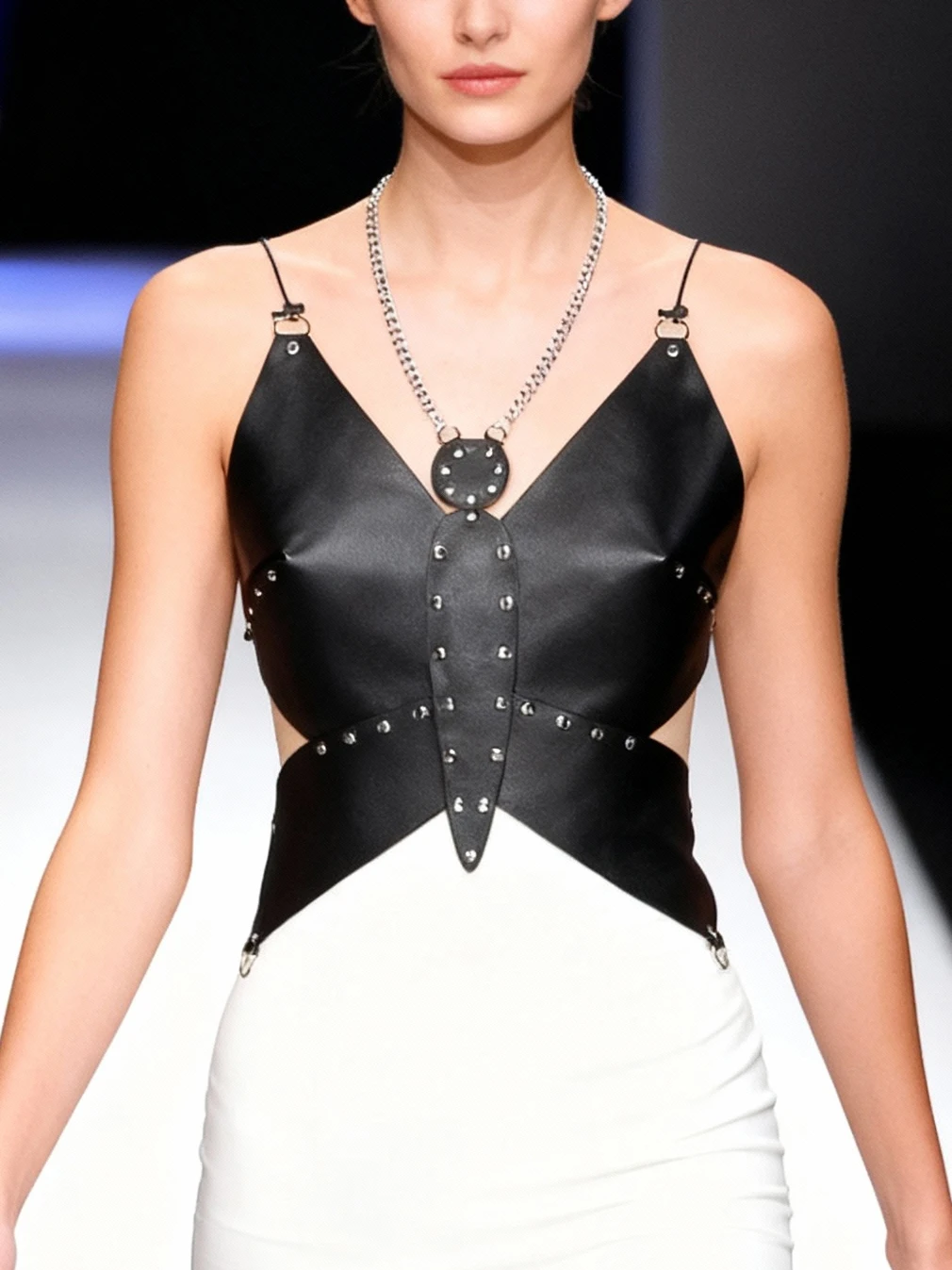 

Черный пояс-корсет из искусственной кожи в форме бабочки с открытой спинкой и шнуровкой. Регулируемый, для создания сексуального панк-образа, идеально подходит.