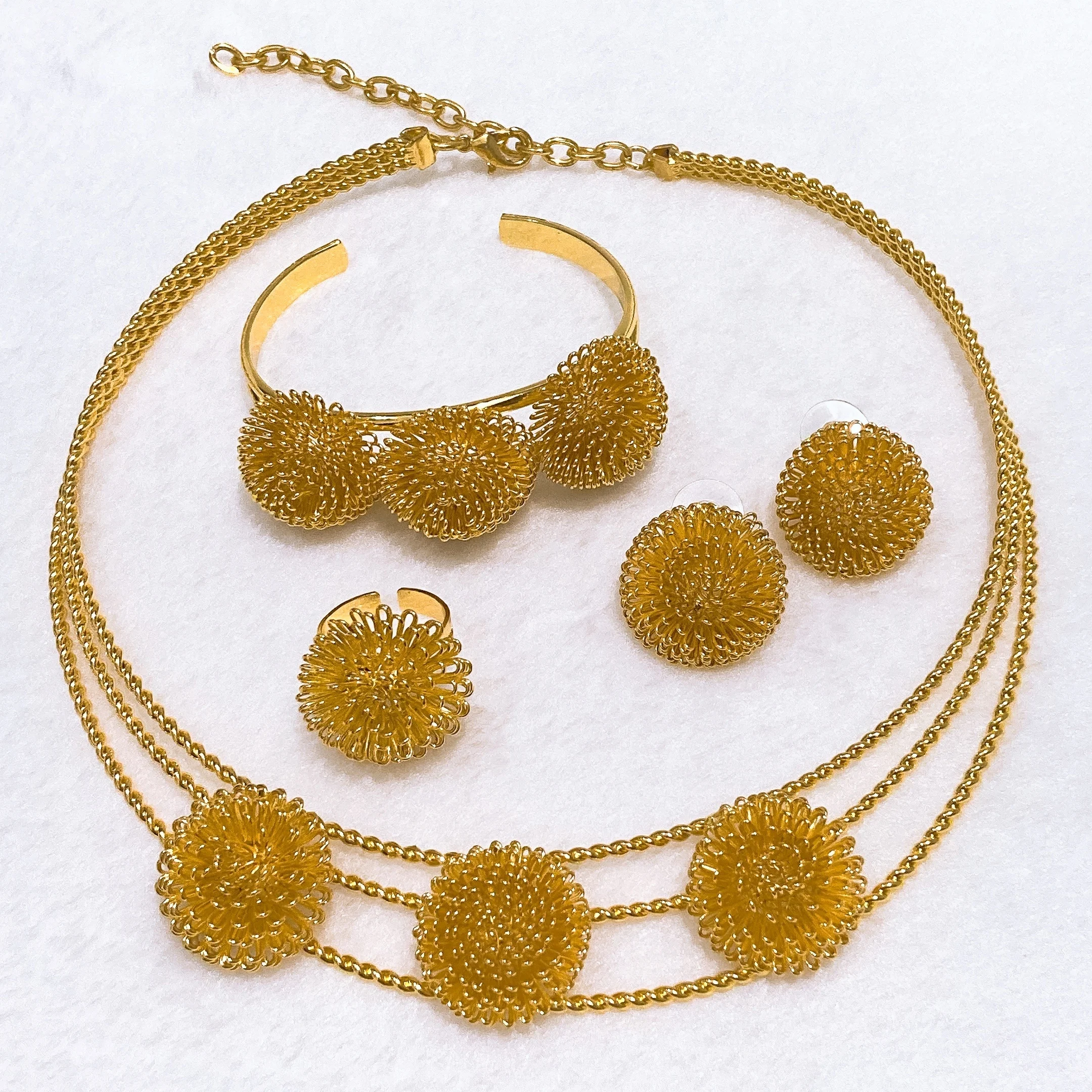 

Популярный легкий ювелирный набор в форме полого шара: эффектное позолоченное ожерелье, браслет, серьги, кольцо (4 предмета)