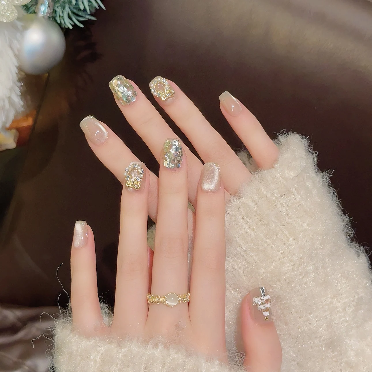 10pcs Sweet Christmas Tree Fasle Nails Art Charms Sparkling Sequins Design Bow Manicure for Girls Cat Eye Wearable Nails